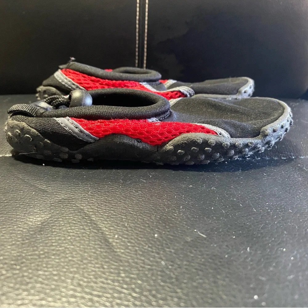Kids Xertia Water Shoes Black and Red Size 11/12